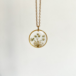 Naszyjnik złote koło z białymi kwiatami
