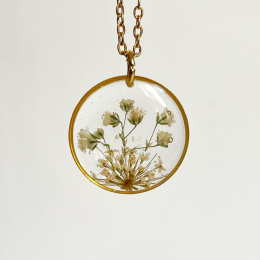 Naszyjnik złote koło z białymi kwiatami